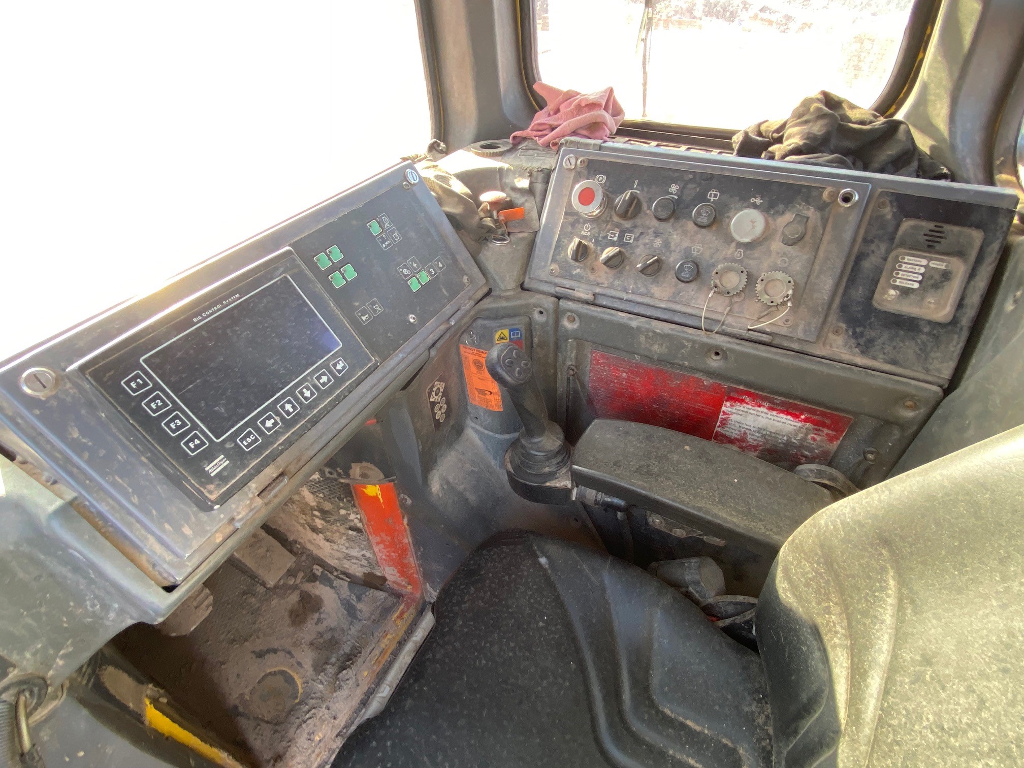 Two Underground 4 Yard Loader – Epiroc, Model ST7 - Photo 3