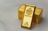 Gold Prices Ease Amid Geopolitical Strains and Central Bank Activity