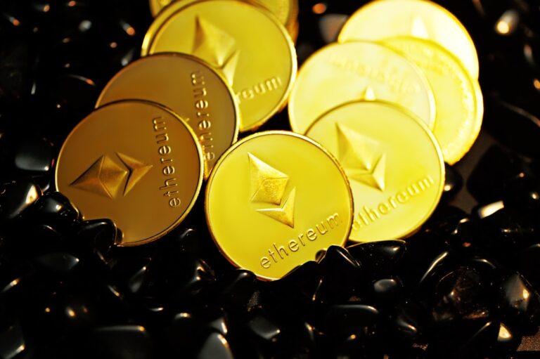 Gold Prices Dip Amid Economic Data and Geopolitical Tensions