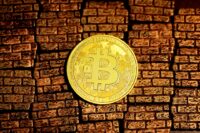 Gold Prices Edge Higher Amid Geopolitical and Economic Uncertainty