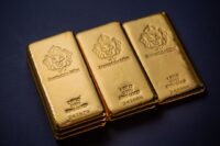 Gold Dips as Geopolitical Tensions and Strong Dollar Clash
