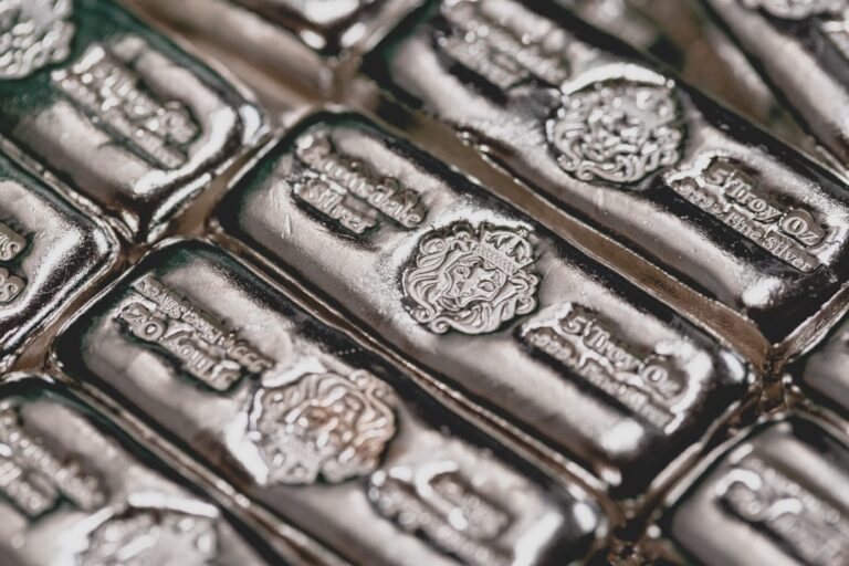 Gold Market Gains Amid Inflation Concerns and Dollar Weakness