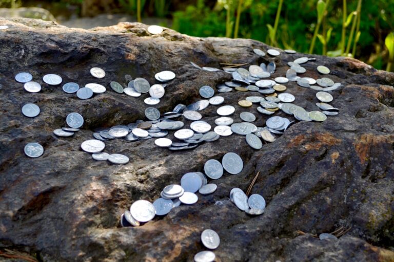 Silver Market Sees Volatile Trading with Prices Slipping Amid Geopolitical Tensions