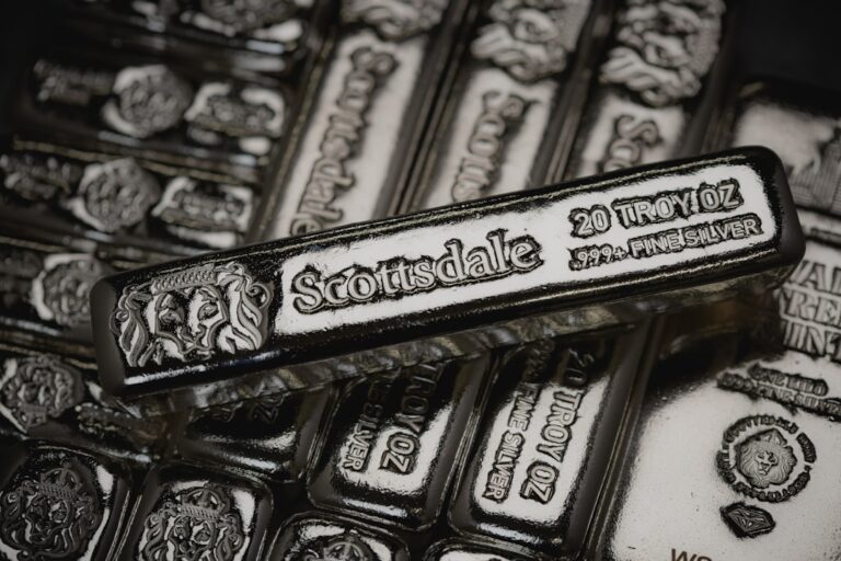 Silver Prices Climb Amid Strong Industrial Demand and Geopolitical Tensions