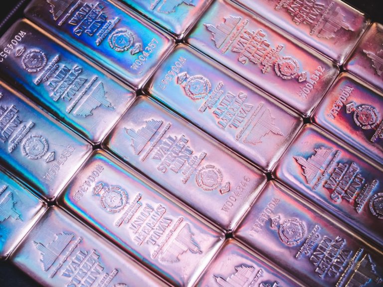 Gold Climbs Amid Geopolitical Tensions and Fed’s Dovish Stance