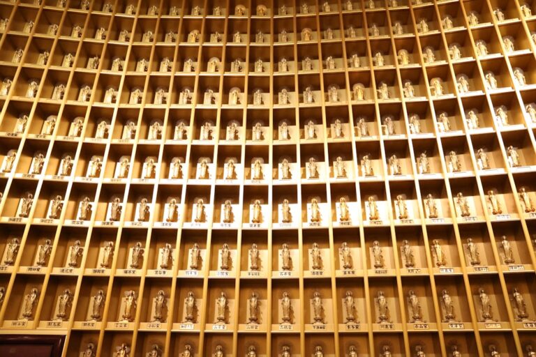 Gold Faces Downward Pressure Amid Fed Speculation