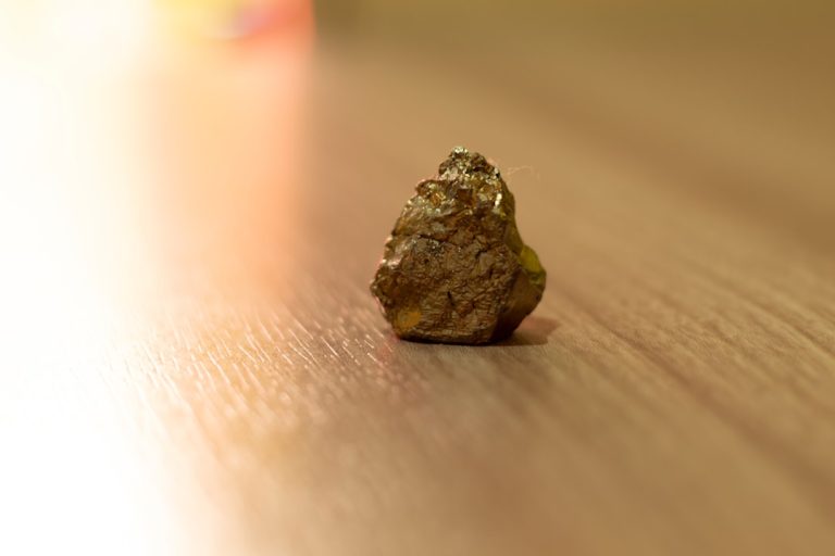 Gold Market Seesaws Amid Geopolitical Tensions and Fed Speculations