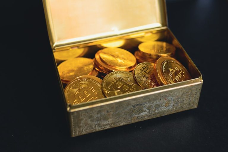 Gold Prices Surge to Multi-Week Highs Amid Dollar Weakness